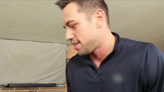 Порно трахает милфу жестко на диване