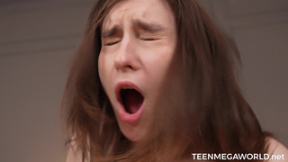 Молодая русская студентка так громко стонет, что соседи чуть полицию не вызвали