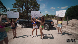 За деньги молодая автомойщица и хуй отполировала и в пизду дала на публике