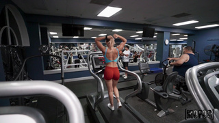 Публичный секс в спортзале – фитоняшке захотелось расслабиться и потрахаться