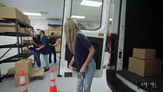 Все работают, а мы публично трахаемся на складе в рабочее время!