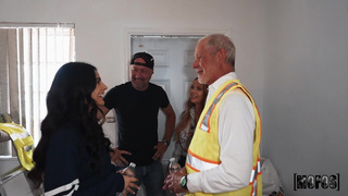 Молодая проблядь по кругу сосет рабочим и дает себя иметь в волосатую пизду на стройке