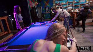 Публичный секс в баре – официантка публично взяла в рот у посетителя