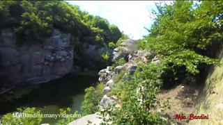 Экстремальный секс молодой пары на скалах